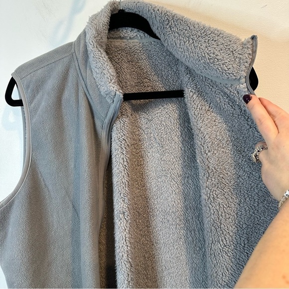 GRAY REVERSABLE VEST FAUX FUR COLLAR & HEMLINE/ FAUX FUR ON REVERSE SIDE SIZE XL - Picture 7 of 10